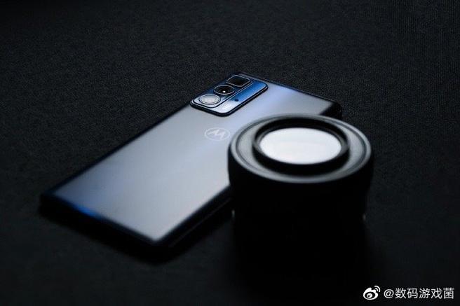 前置摄像头为 1600 万像素居中挖孔镜